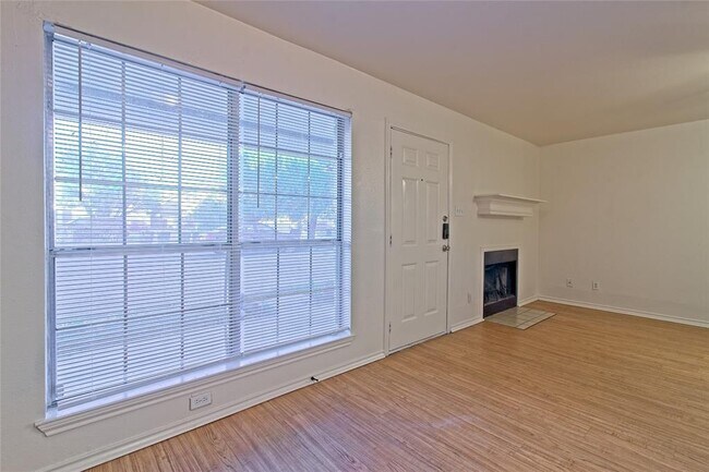Foto del edificio - 2211 Creekside Ln