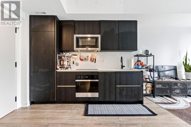 Building Photo - 327 King St W