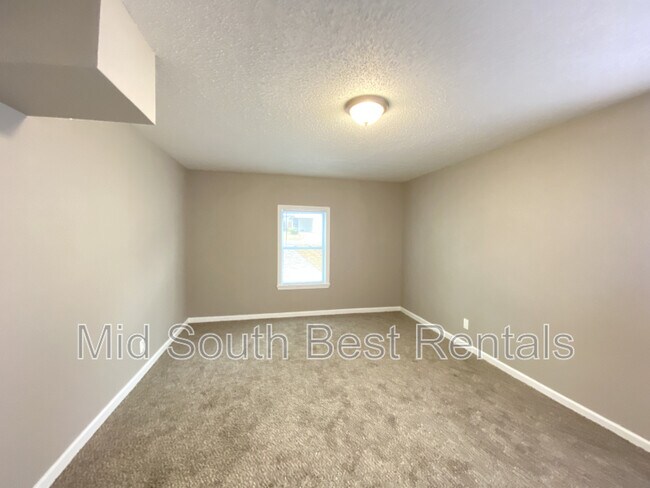 Building Photo - 1700 Pinewood Dr