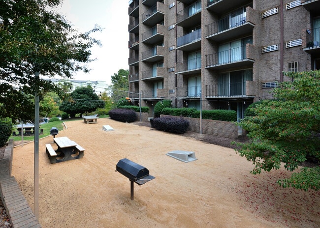 Outdoor games and grills - University Apartments Chapel Hill