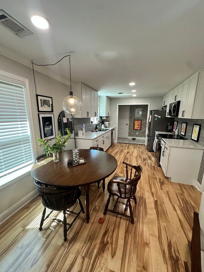 Building Photo - Classic Savannah Cottage with Modernized Interior, Fully Fenced Backyard