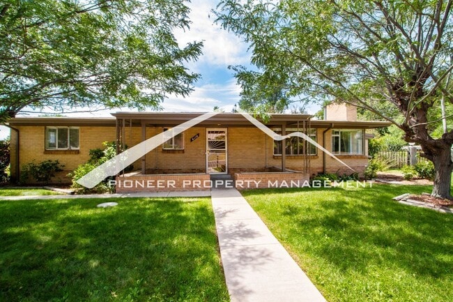 Spacious Home on Quiet Street with 2 Car Garage and Central A/C - Spacious Home on Quiet Street with 2 Car Garage and Central A/C