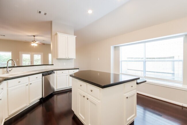 Building Photo - 1110 Bringewood Chase Dr