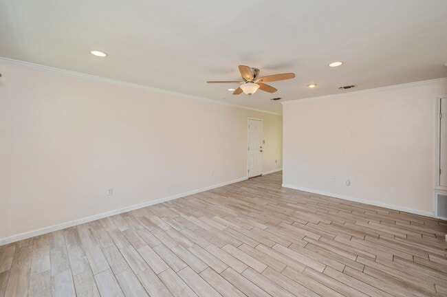 Foto del edificio - Charming Navarre Home on Nearly Half an Acre