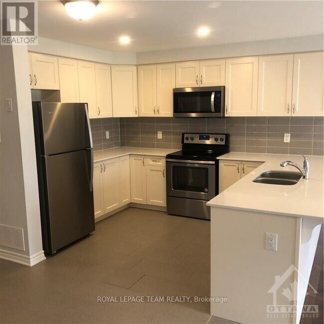 Building Photo - 814 Stallion Cres