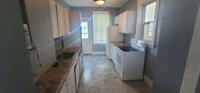 Foto del edificio - Duluth MN 4 Bedroom - 1 Bath - 1 Car Garag...