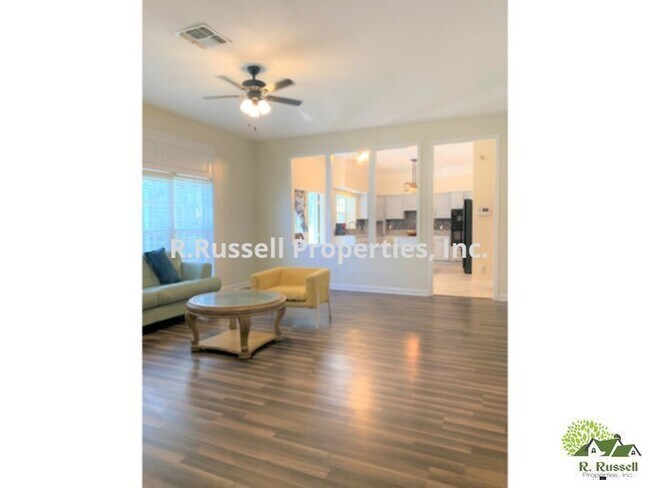 Foto del edificio - Pool Home!!! 4 bedrooms and 2.5 bath singl...