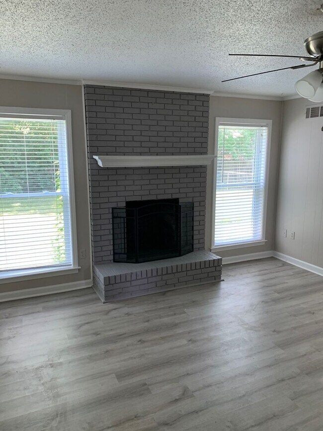 Building Photo - UPDATED and cute 3 bed, 2 bath with SEPARA...
