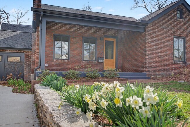 Foto del edificio - Stunning 5BR/3.5BA historic home located near Hillsboro Village!