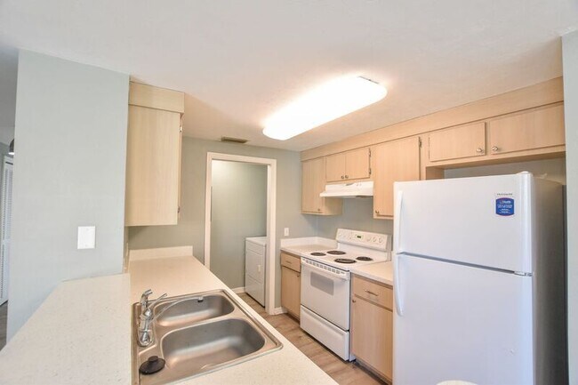 Building Photo - Beautiful 2 Bedroom Apartment