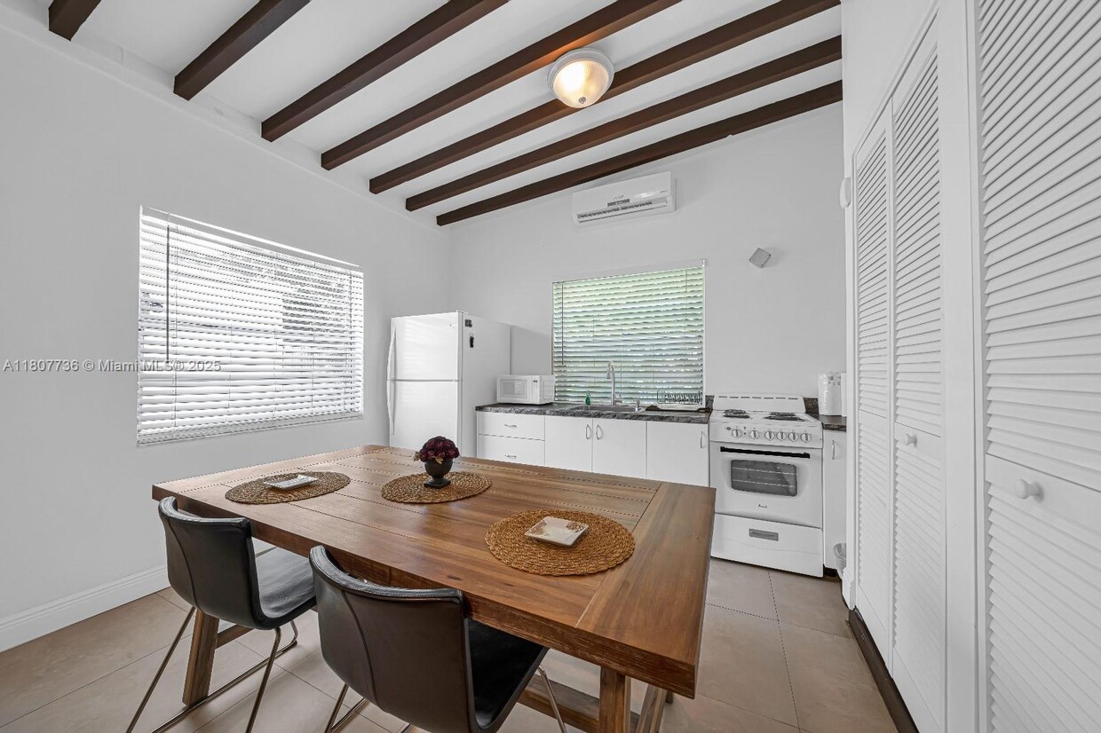 Primary Photo - 1044 SW 13th Ct