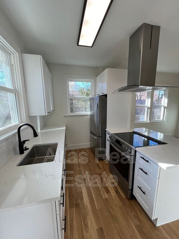 Building Photo - 5224 E 23rd Ave