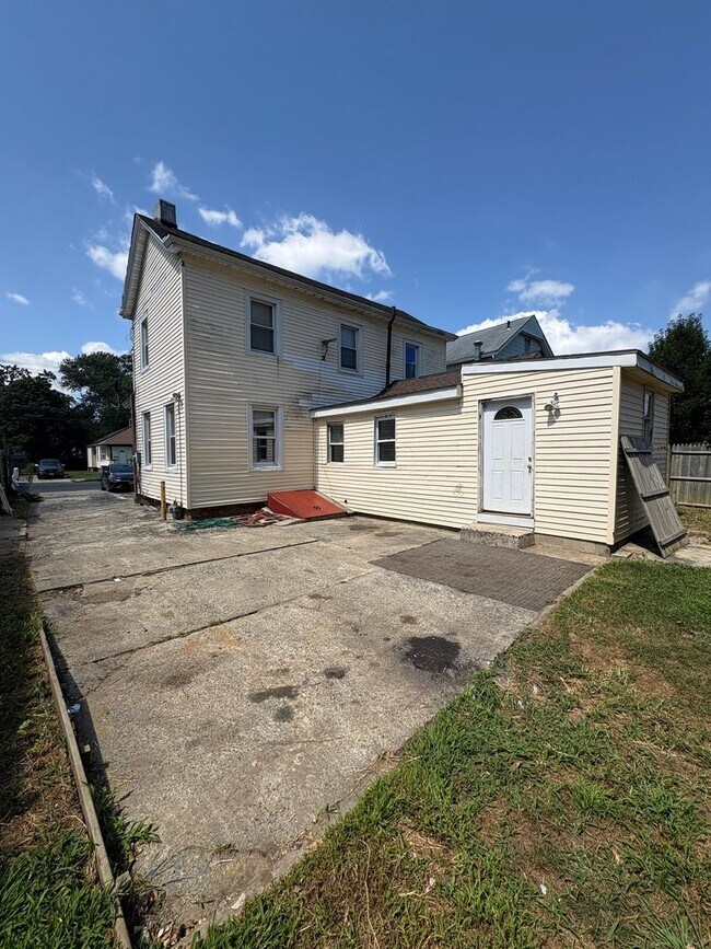 Building Photo - Large 5 Bedroom 2 Bathroom Single Family H...