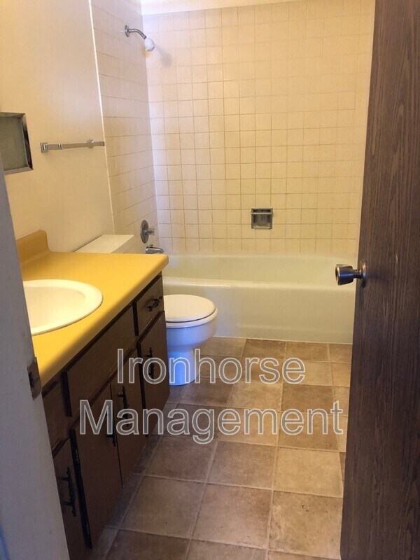 Foto del edificio - 805 W Villard St