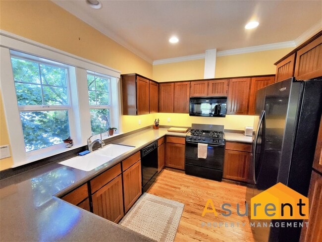 Building Photo - Fully Furnished Luxury Townhouse Available Soon!