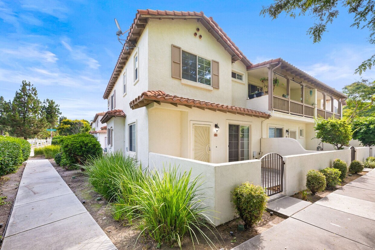 Foto principal - Beautiful townhome in the desirable Rancho...