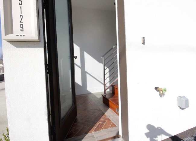 Foto del edificio - 5129 Elysian St