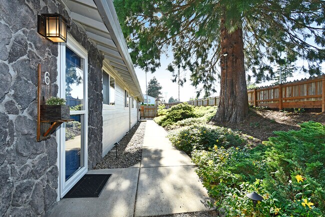 Building Photo - 6 SE 136th Ave