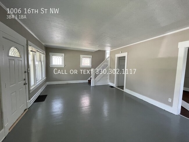 Building Photo - Three bedroom one bathroom home for rent