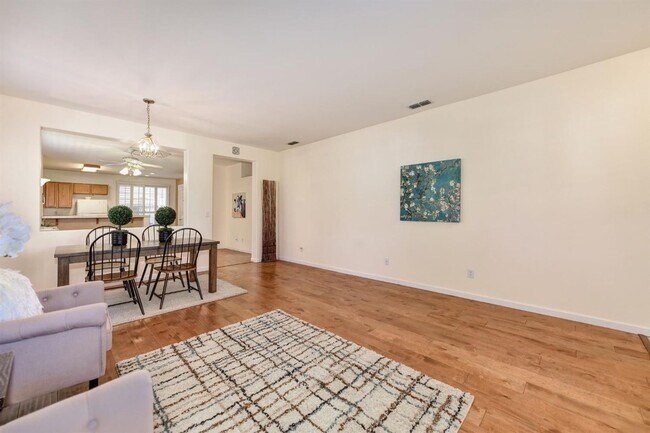 Foto del edificio - Home for Rent in Gold River, CA