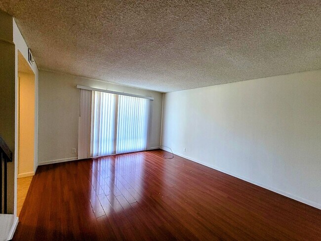 Foto del edificio - Spacious 4 Bedroom 2.5 Bath Townhouse With...