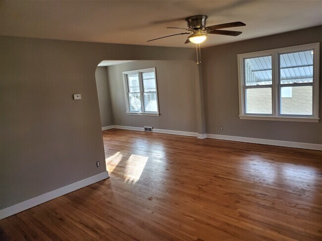 Foto del edificio - 329 Robert Ave