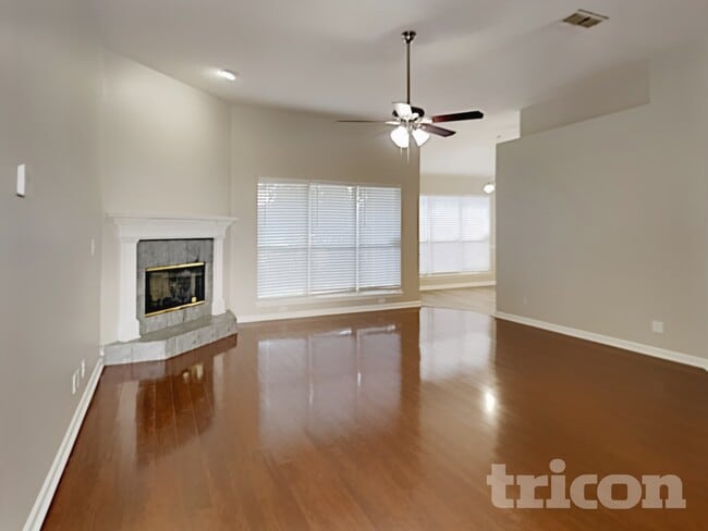 Building Photo - 838 Poydras Ln W