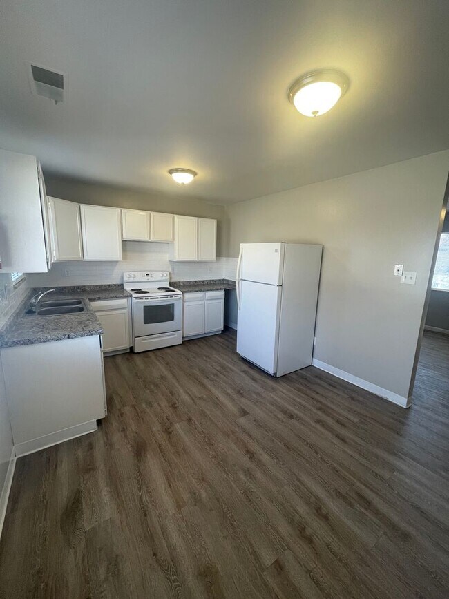 Building Photo - Amazing 2 Bedroom 1 Bathroom! Centrally Lo...