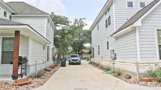 Building Photo - 299 Glade St