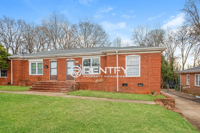 Building Photo - 3700 Driftwood Dr