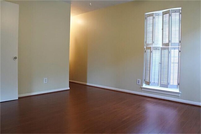 Building Photo - 2225 Mimosa Dr