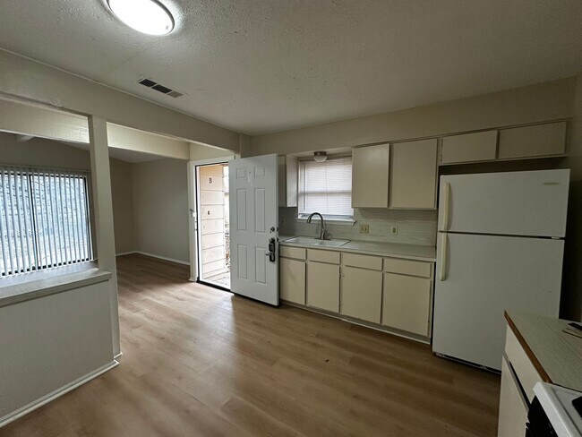 Foto del edificio - Quattro Investment Group LLC1 (5802 Emerald Forest Dr)