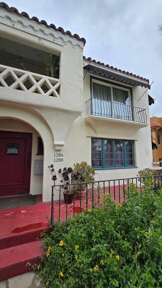 Foto del edificio - 1288 N Los Robles Ave