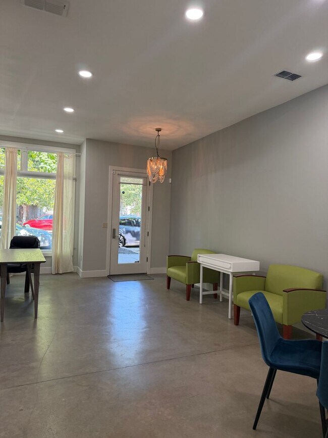 Foto del edificio - Rare Live/Work or Residential Opportunity in the Heart of North Oak Park!