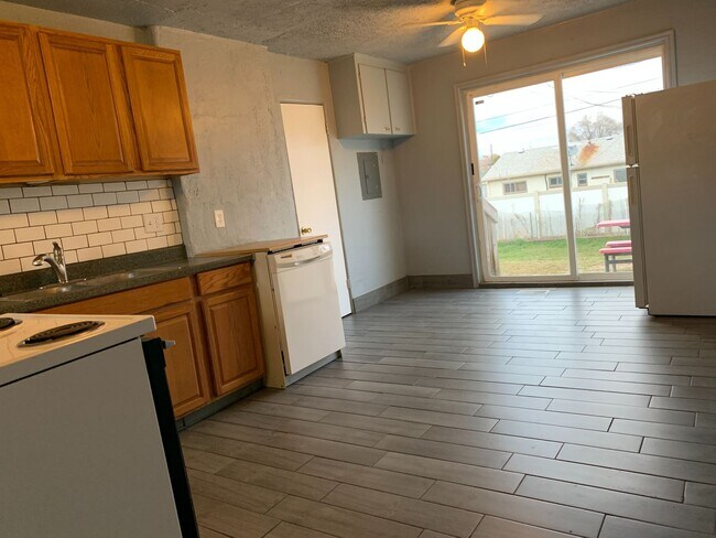 Building Photo - 4 Bedroom/2 Bathroom Home in Kearns