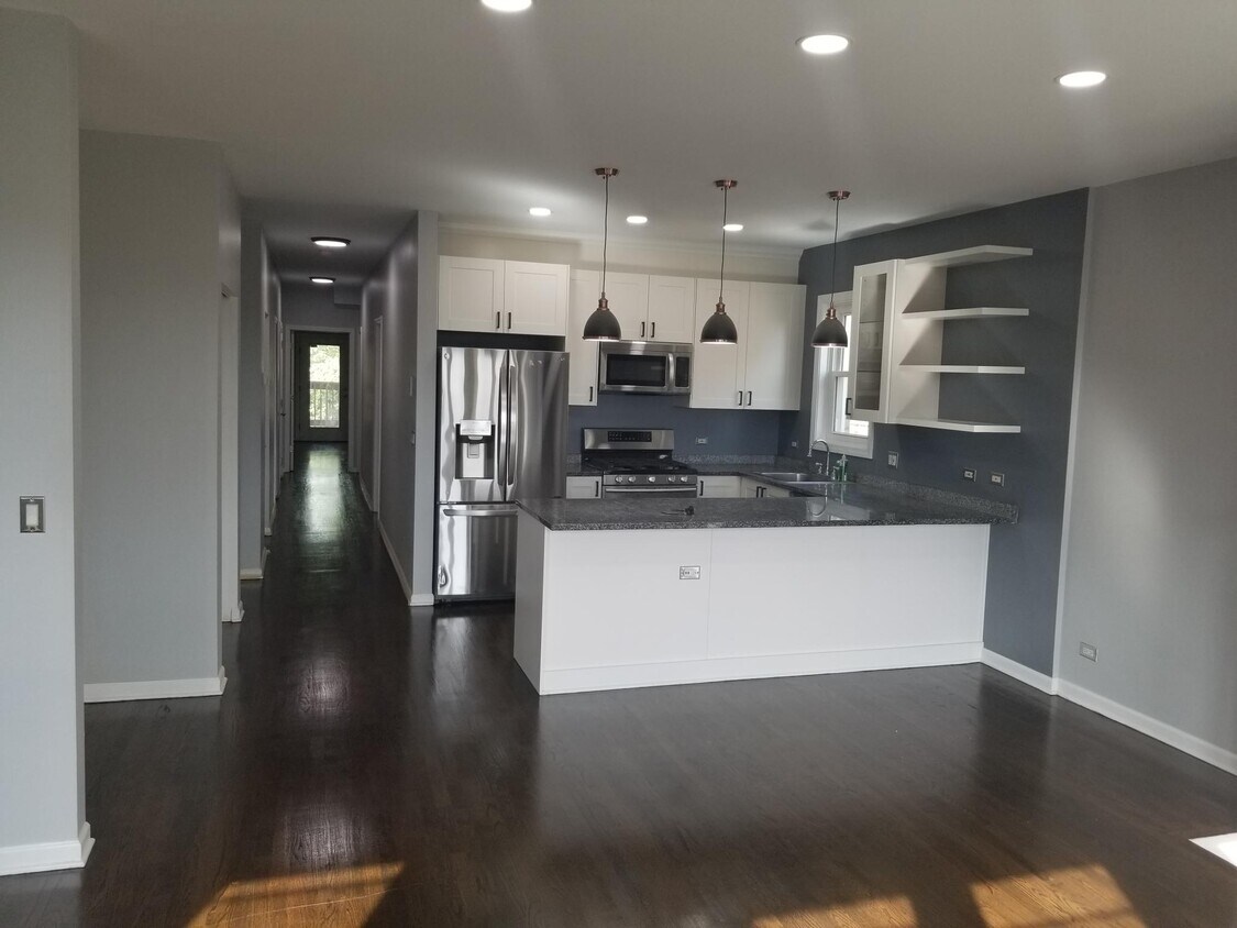 Living Room / Hallway - 4346 S Lake Park Ave