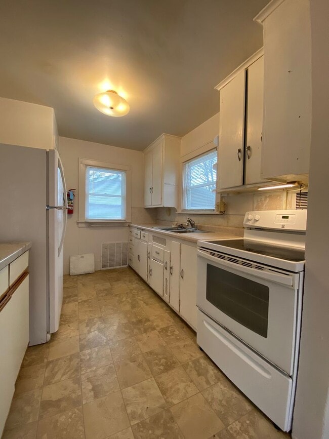 Building Photo - 3 Bedroom House with Garage in Goshen