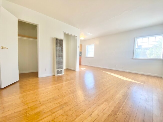 Building Photo - 422 S Coronado St