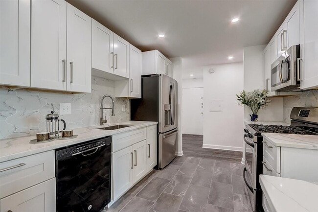 Magnífica cocina remodelada: encimera de cuarzo, salpicadero de mármol, frigorífico/congelador extragrande. - 240 M St SW