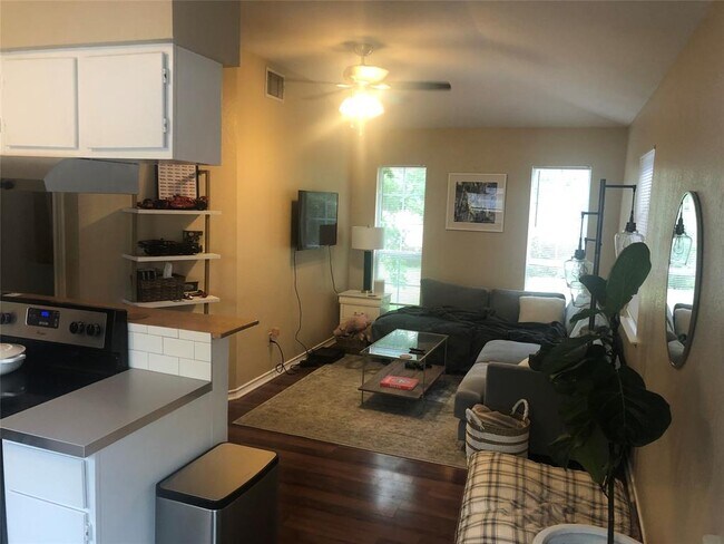 Foto del edificio - 905 Taulbee Ln