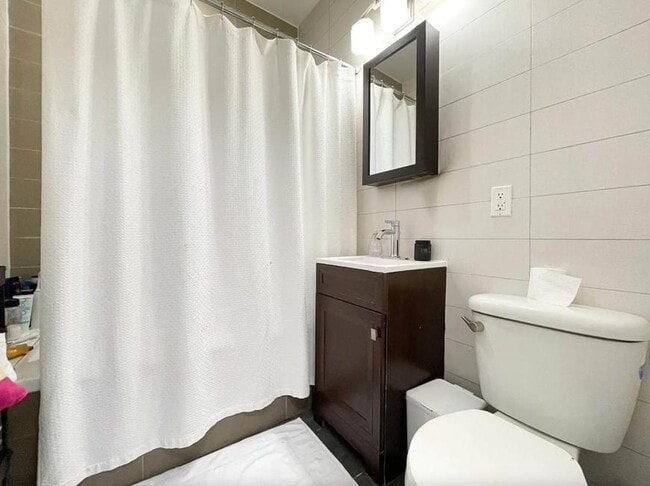 Foto del edificio - 3 bedroom in Brooklyn NY 11216