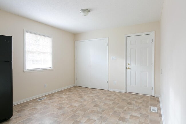 Building Photo - 923 Rancho Dr