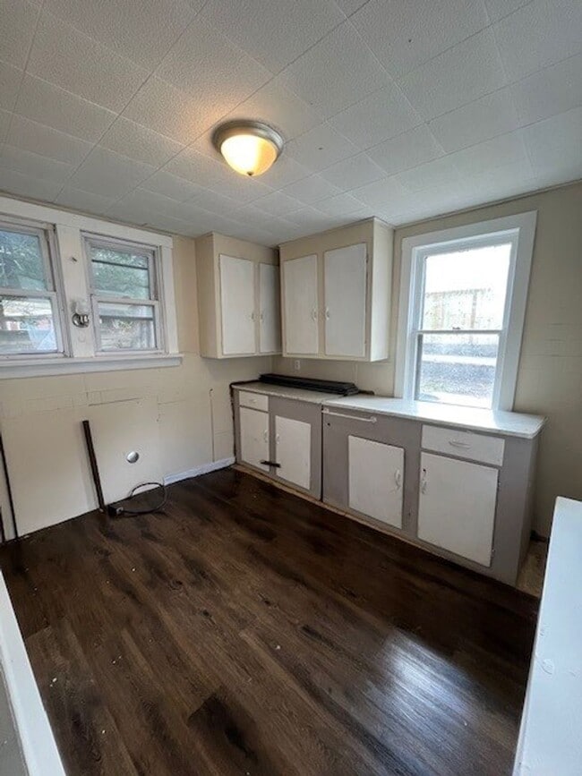 Foto del edificio - 4 bedroom 2 bathroom