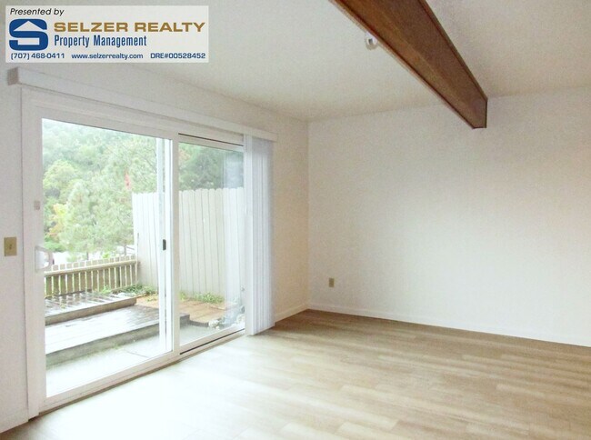 Foto del edificio - Charming 2 bd. condo in a lovely west hills setting!