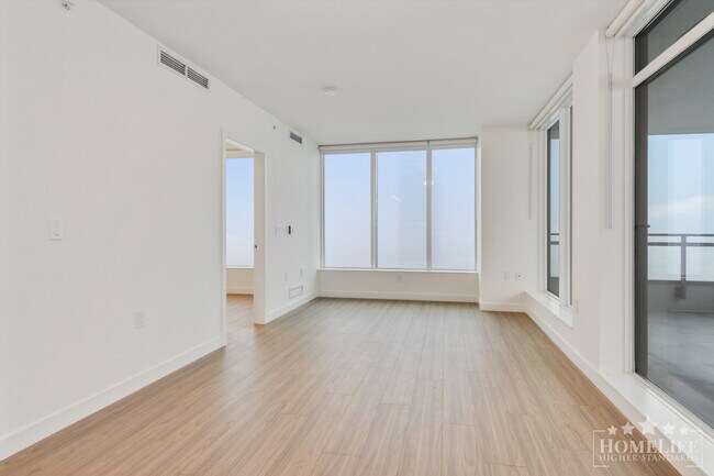 Photo du bâtiment - Welcome to Flamingo One, a landmark tower in Surrey Central!