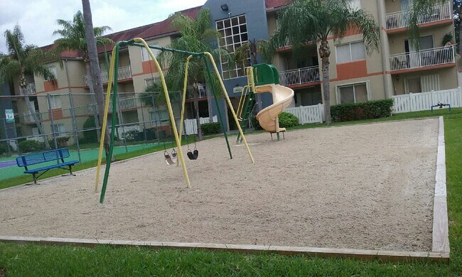 Foto del edificio - 18850 NW 57th Ave