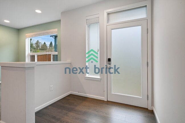 Foto del edificio - A Beautiful Corner Home Designed for Comfort, Light & Community!