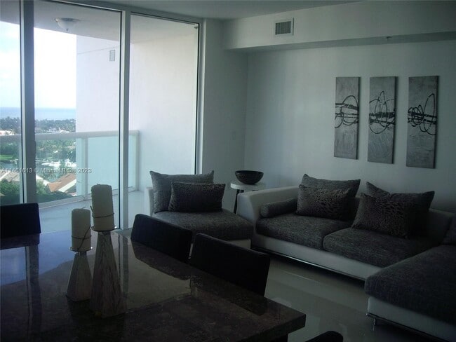 Foto del edificio - 19400 Turnberry Way