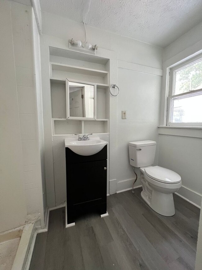 Building Photo - Completely renovated 1 bedroom home!