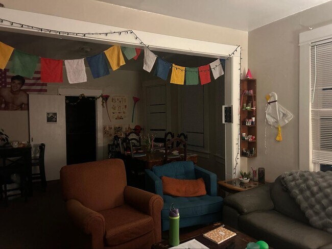 Foto del edificio - PRELEASE: Spacious 6+ bdrm/2 bath in York Neighborhood